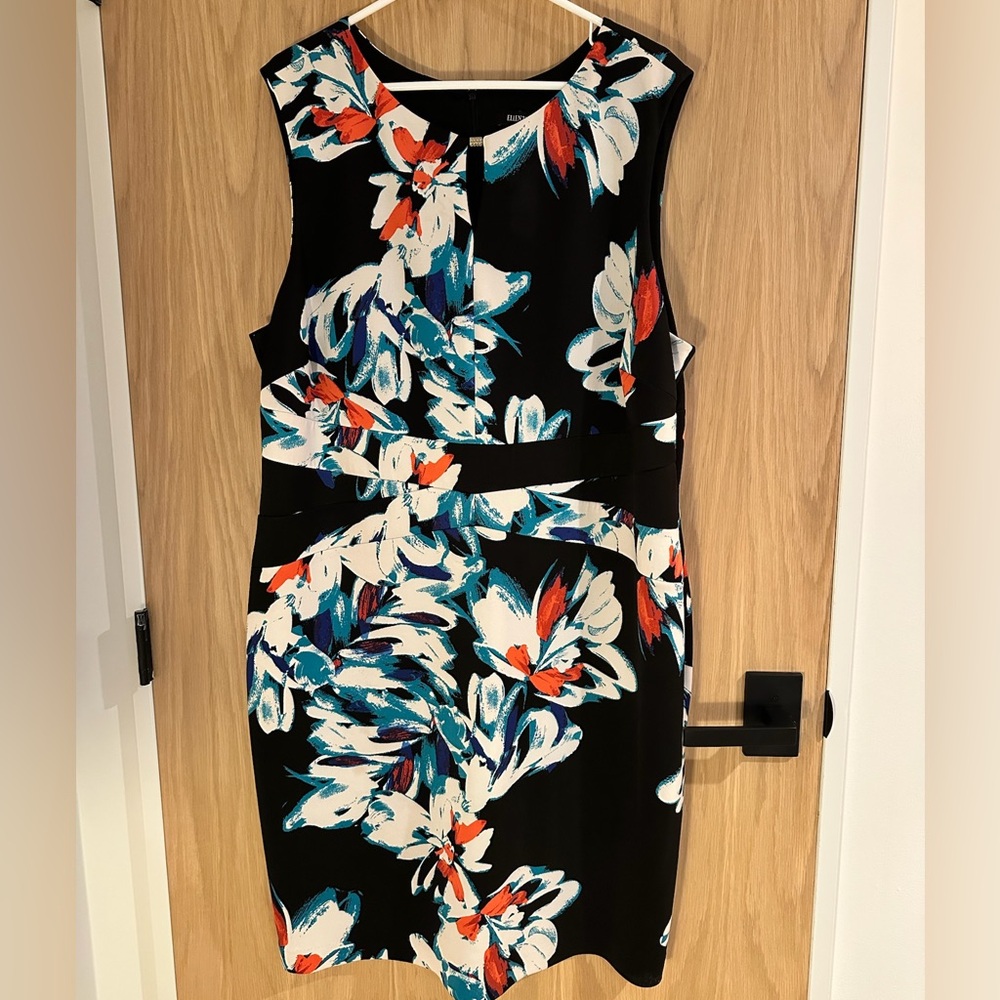 Floral scuba knit shift dress - perfect for work events, wedding, brunch! VGUC